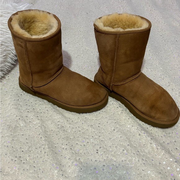 UGG Classic Short II - Picture 4 of 16